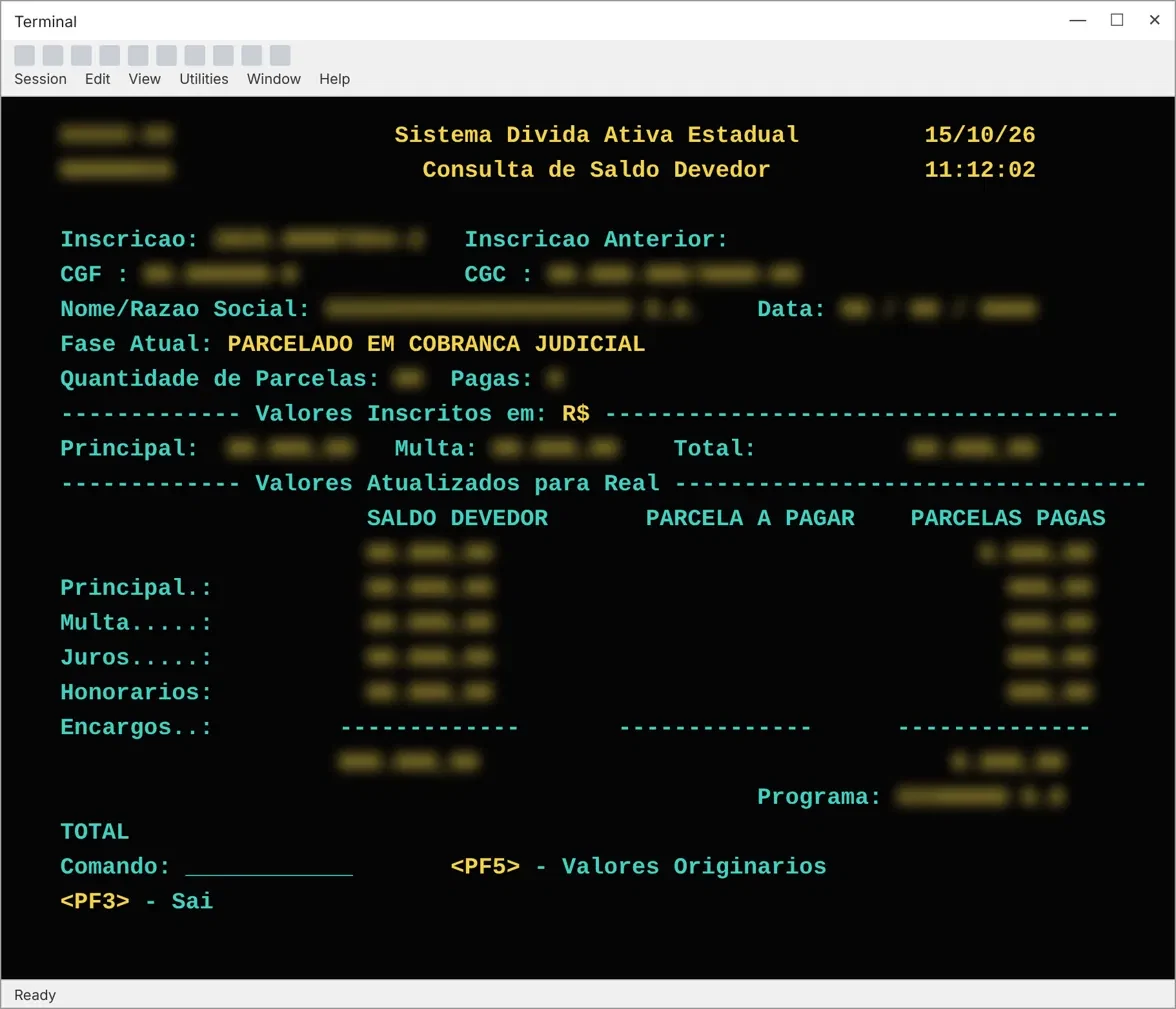 Sistema legado em terminal: saldo devedor e parcelas, sem simulação. Valores ocultados.